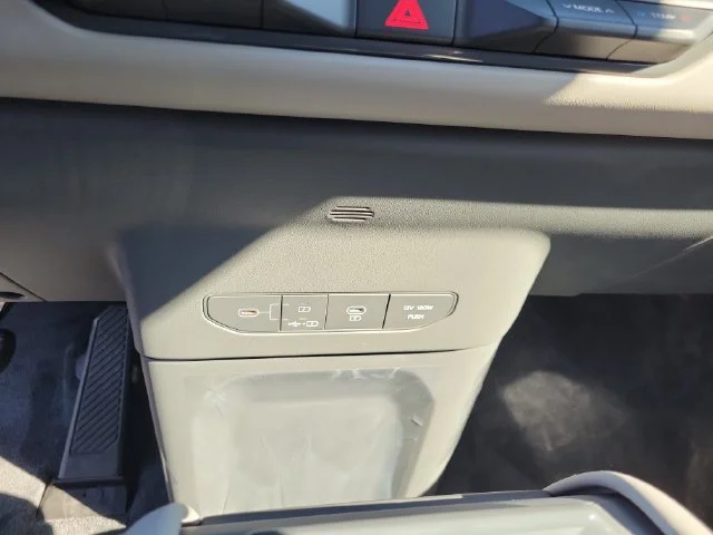 New 2026 Glacial White Pearl Kia Land AWD image 33