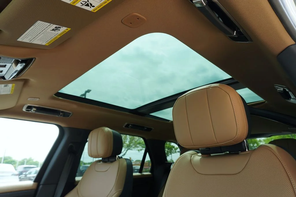 New 2026 Ostuni Pearl White Land Rover Dynamic SE image 15
