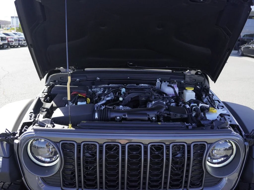 New 2026 Granite Crystal Metallic Clear-Coat Exterior Paint Jeep Mojave image 36