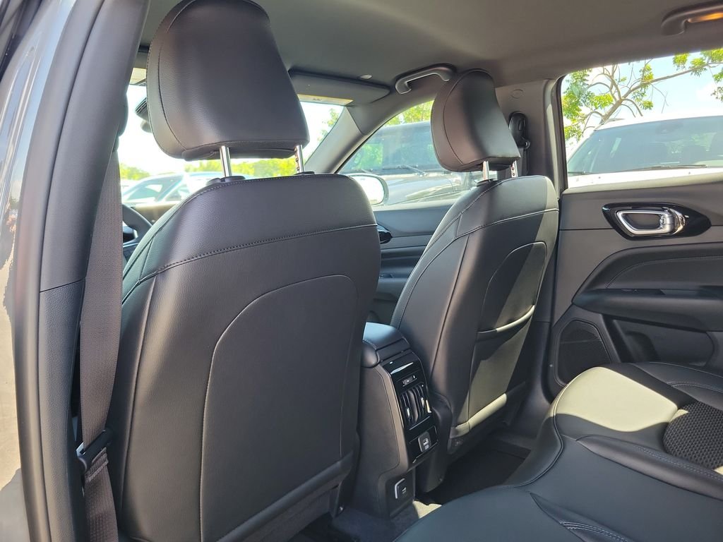 New 2026 Sting-Gray Clearcoat Jeep Latitude image 13