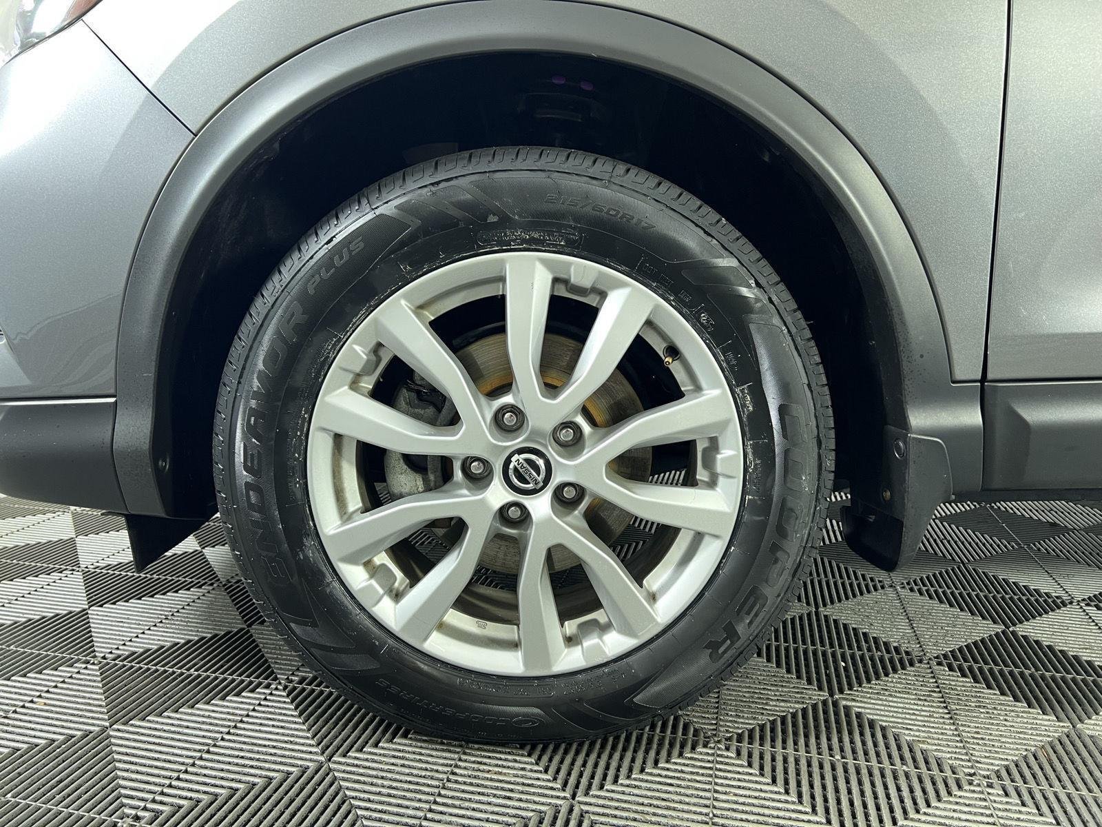 Used 2022 Gun Metallic Nissan SV image 9