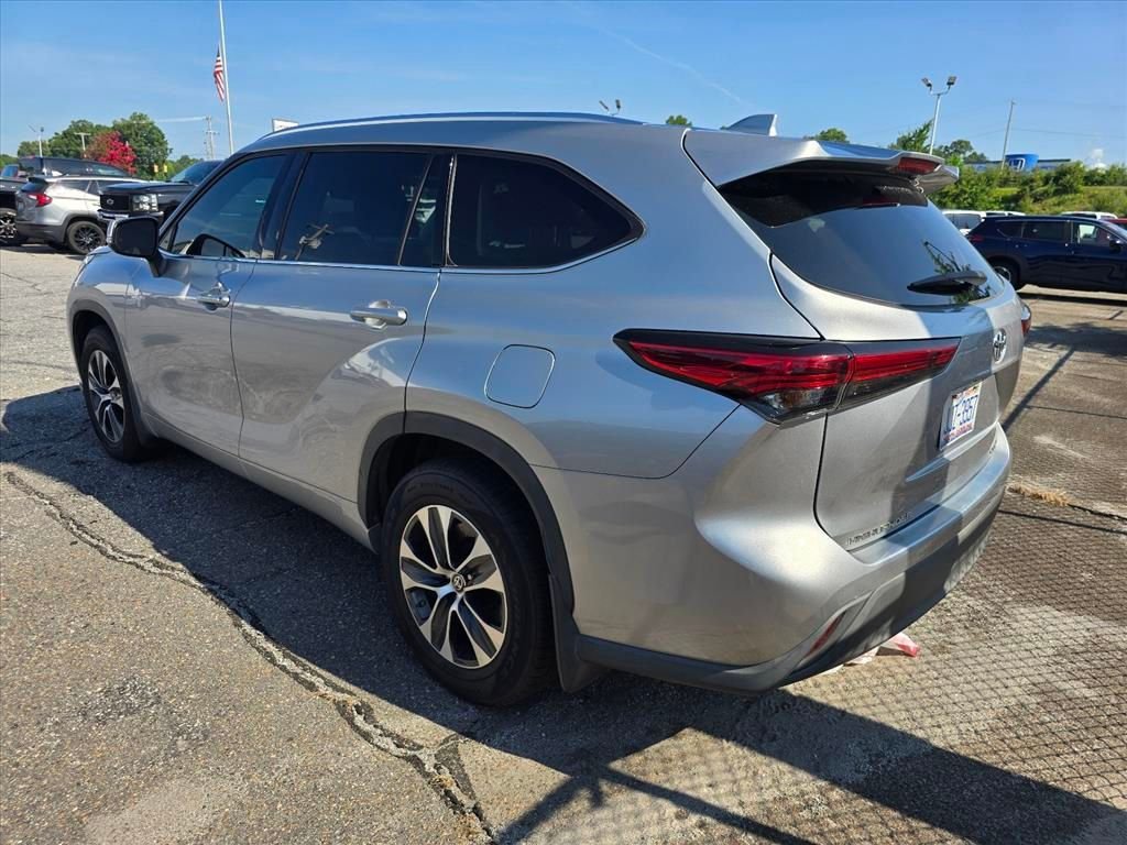 Used 2021 Silver Toyota XLE image 12
