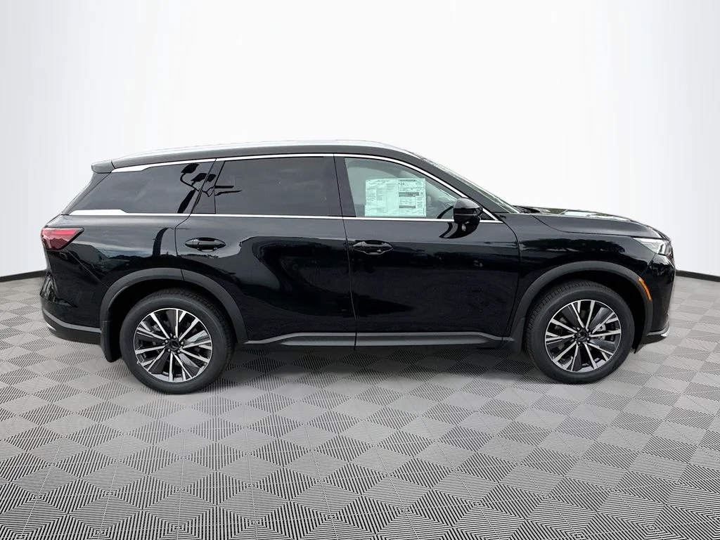 Used 2027 Black INFINITI LUXE image 5