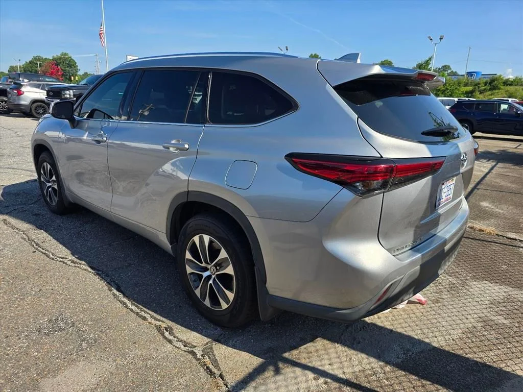 Used 2021 Silver Toyota XLE image 12