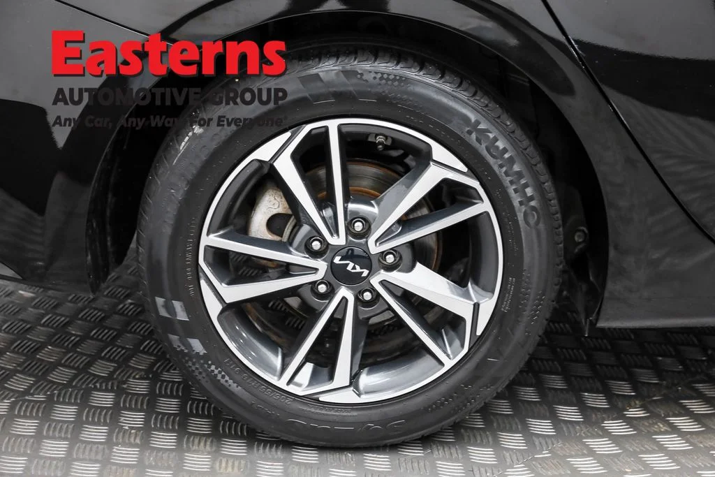Used 2022 Black Kia LXS image 29