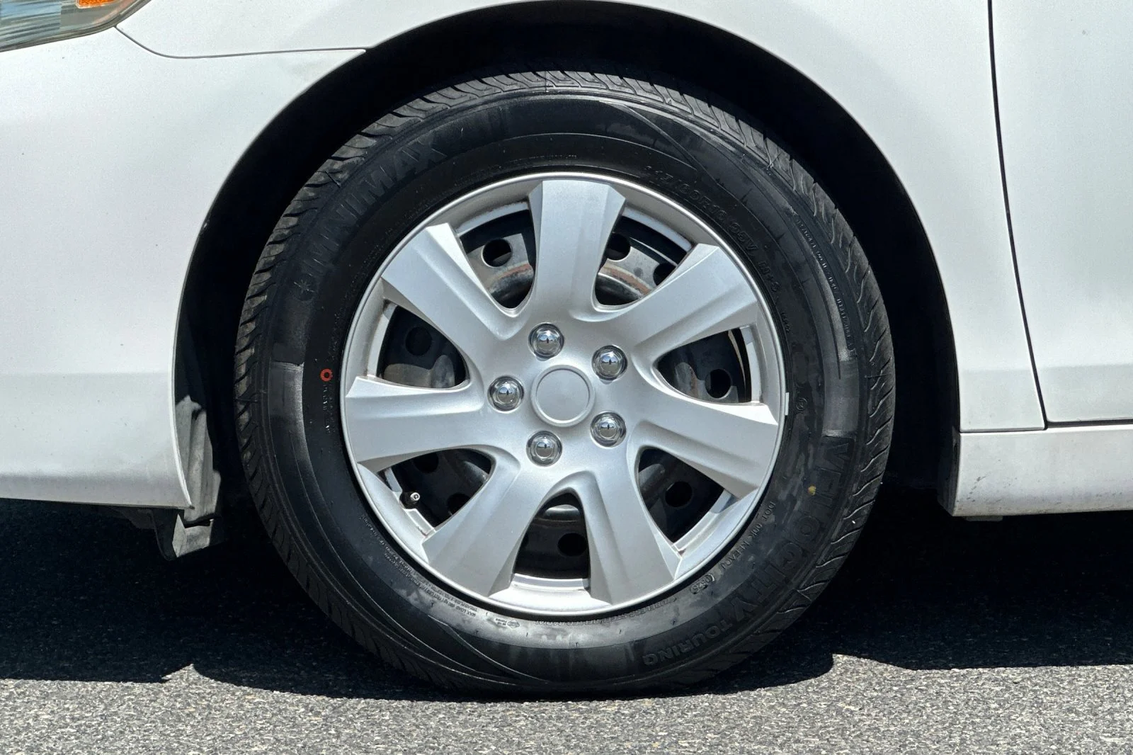 Used 2010 White Toyota  image 22