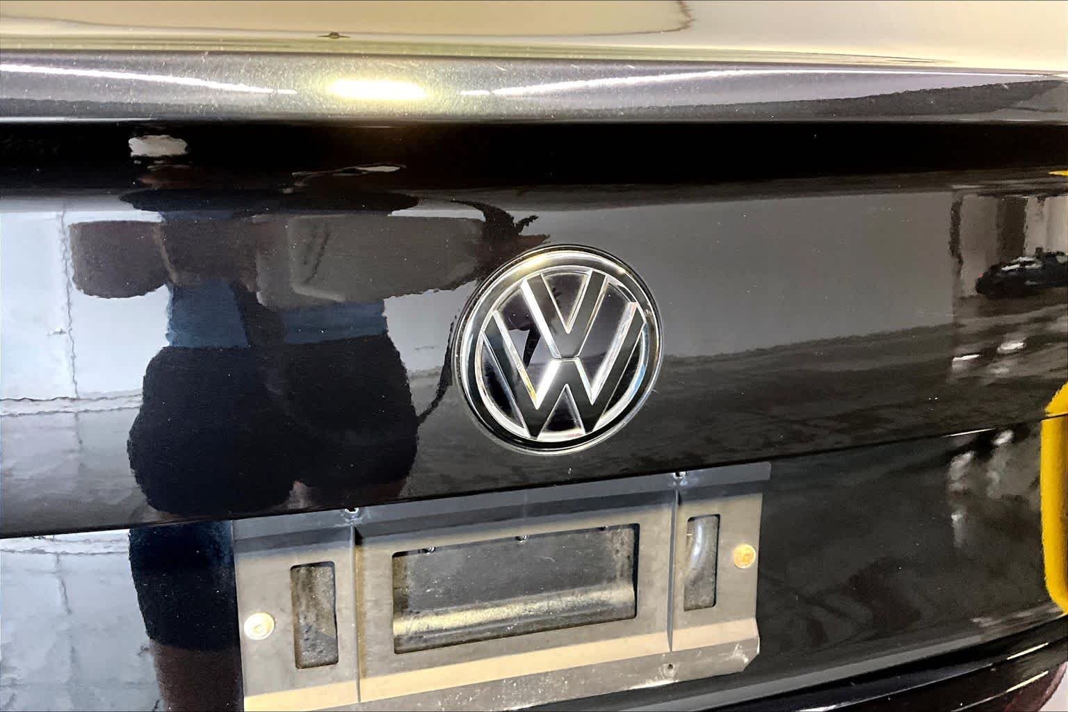 Used 2019 Deep Black Pearl Volkswagen SEL image 33