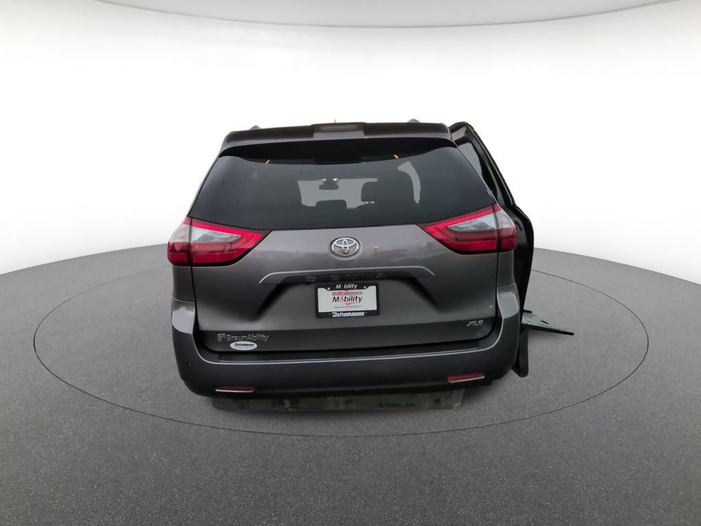 Used 2020 Gray Toyota XLE Premium image 3