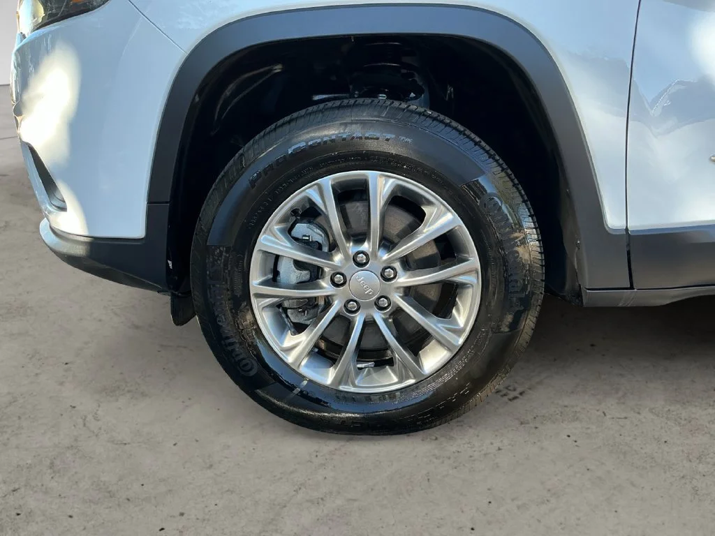 Used 2021 White Jeep Latitude Lux image 9