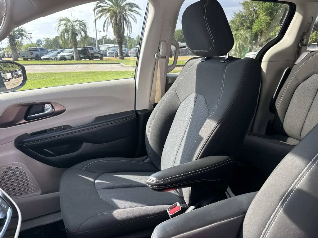 Used 2023 Black Chrysler LX image 26