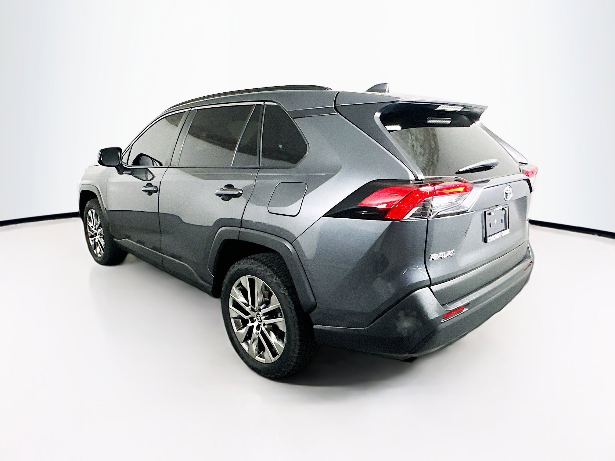Used 2021 Magnetic Gray Metallic Toyota XLE Premium image 5