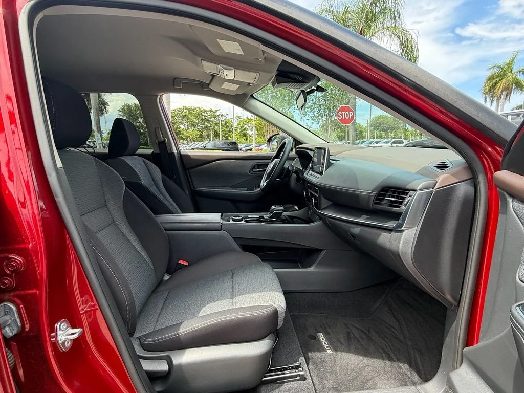 Used 2021 Red Nissan S image 16
