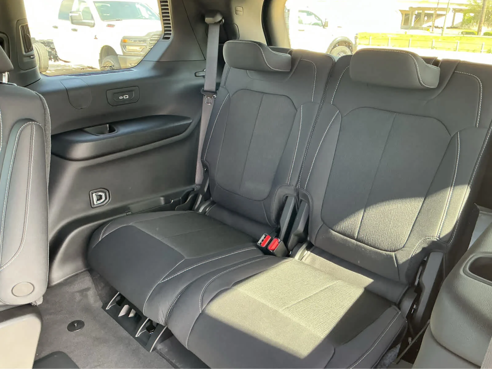 New 2026 Diamond Black Crystal Pearl-Coat Exterior Paint Jeep Laredo X image 17