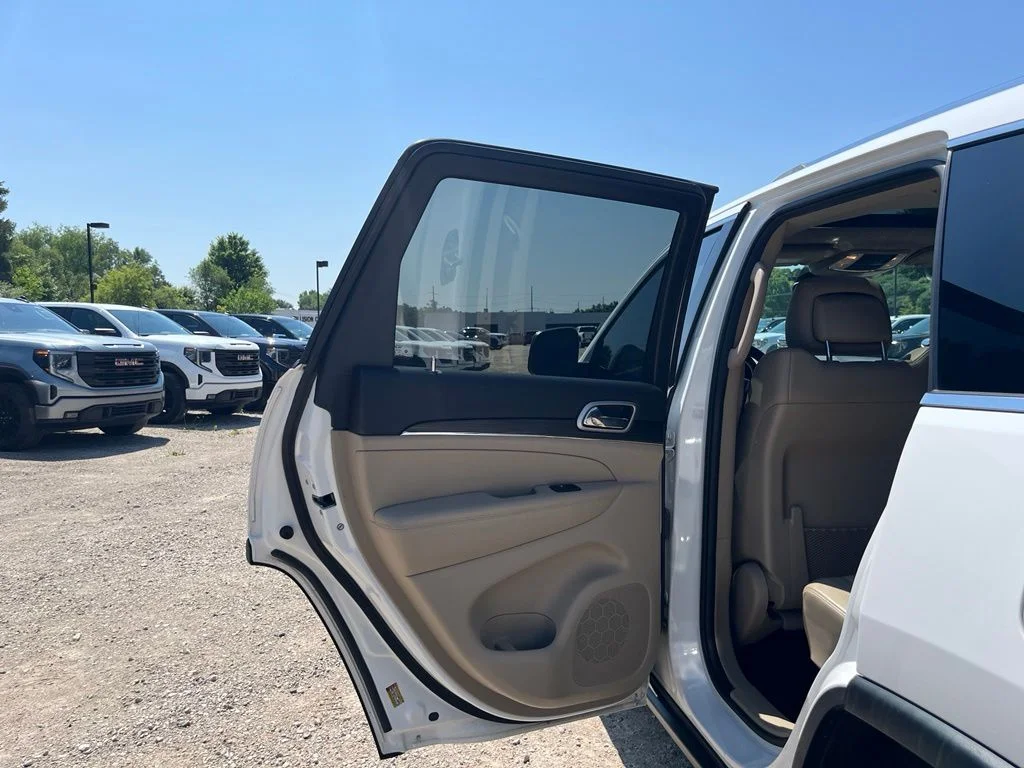 Used 2019 Bright White Clearcoat Jeep Limited image 28
