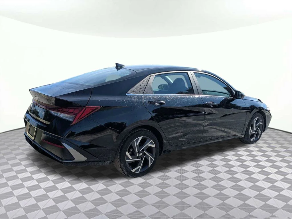 Used 2025 Black Hyundai SEL Convenience image 4