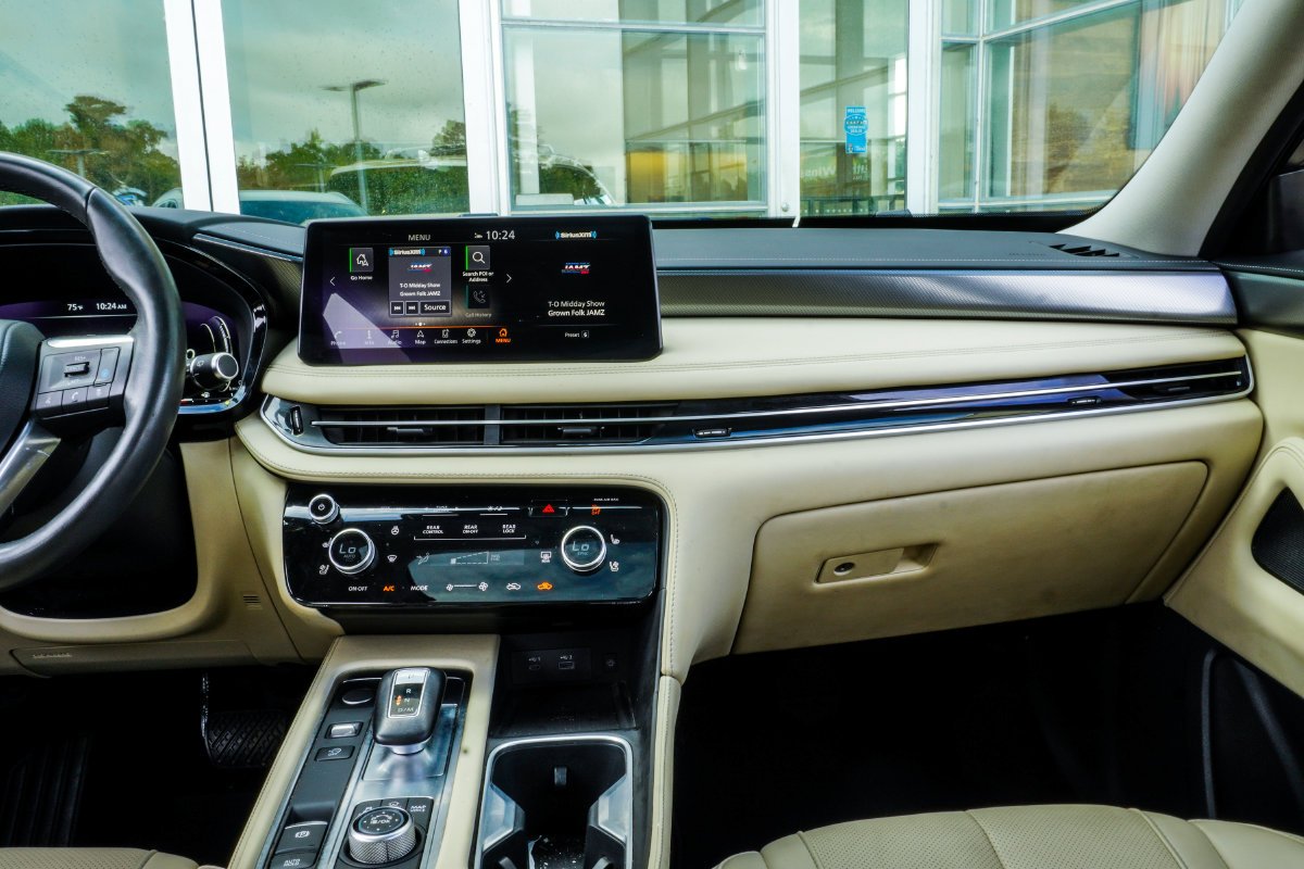 Used 2023 White INFINITI LUXE image 18