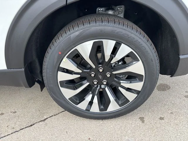 New 2026 Star White Metallic Tri-Coat Ford Platinum™ image 10