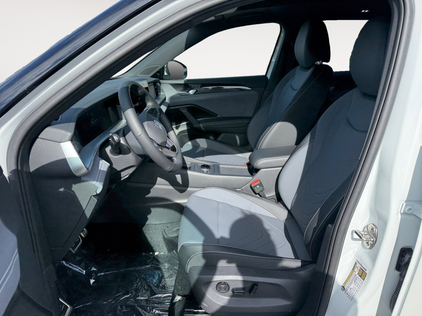 New 2026 Opal White W/Deep Black Roof Volkswagen SE R-Line Black image 10