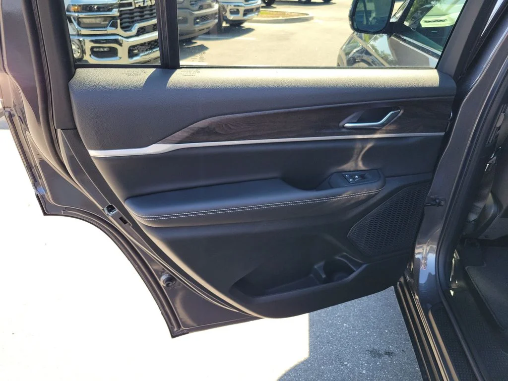 New 2026 Baltic Gray Metallic Clearcoat Jeep Altitude image 26