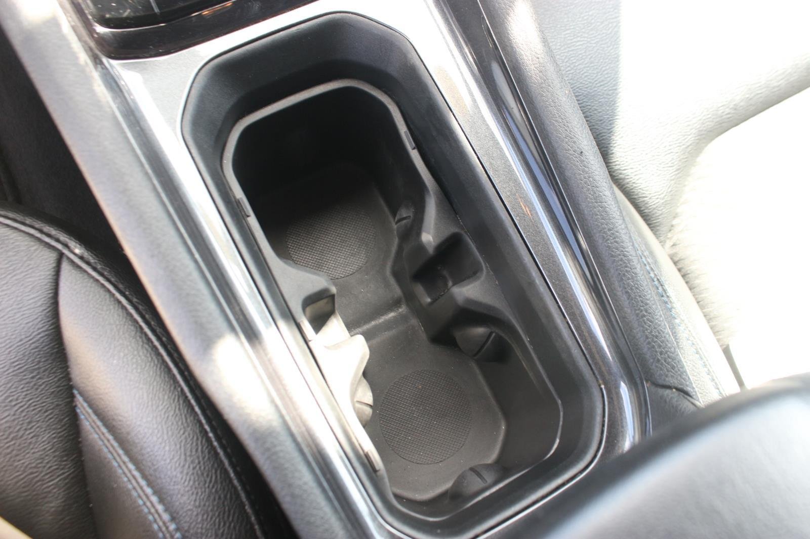 Used 2024 White Jeep Latitude image 21