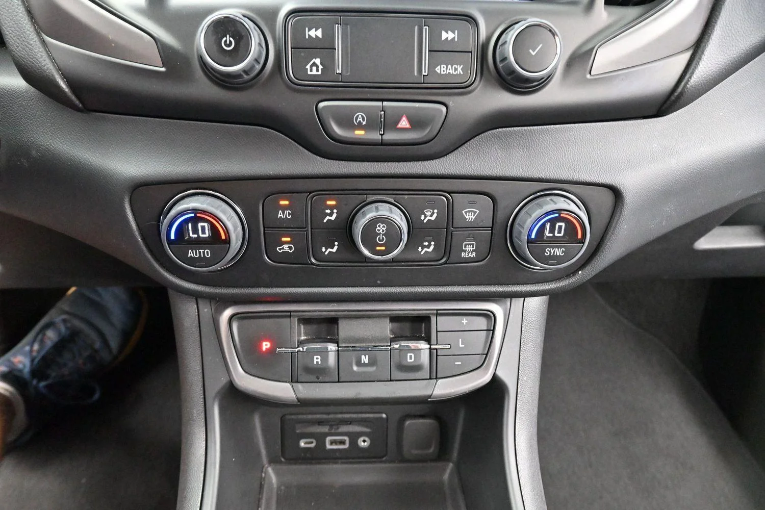 Used 2023 Sterling Metallic GMC AT4 image 26
