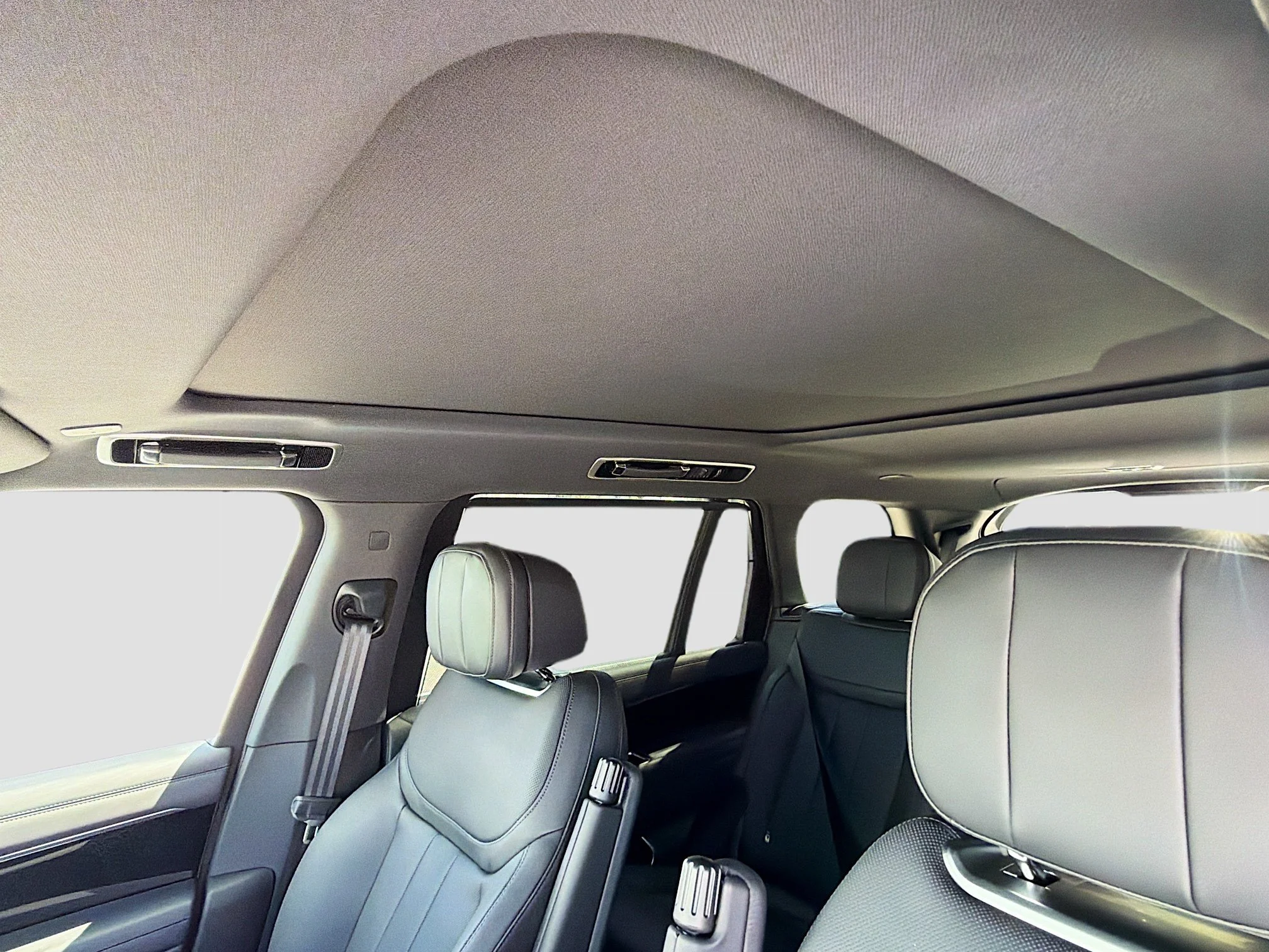 New 2026 Ostuni Pearl White Premium Metallic Land Rover SE image 27