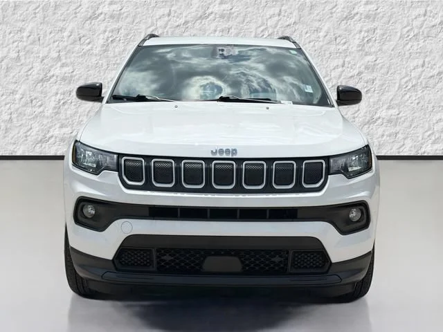 Used 2022 Bright White Clearcoat Jeep Latitude image 8