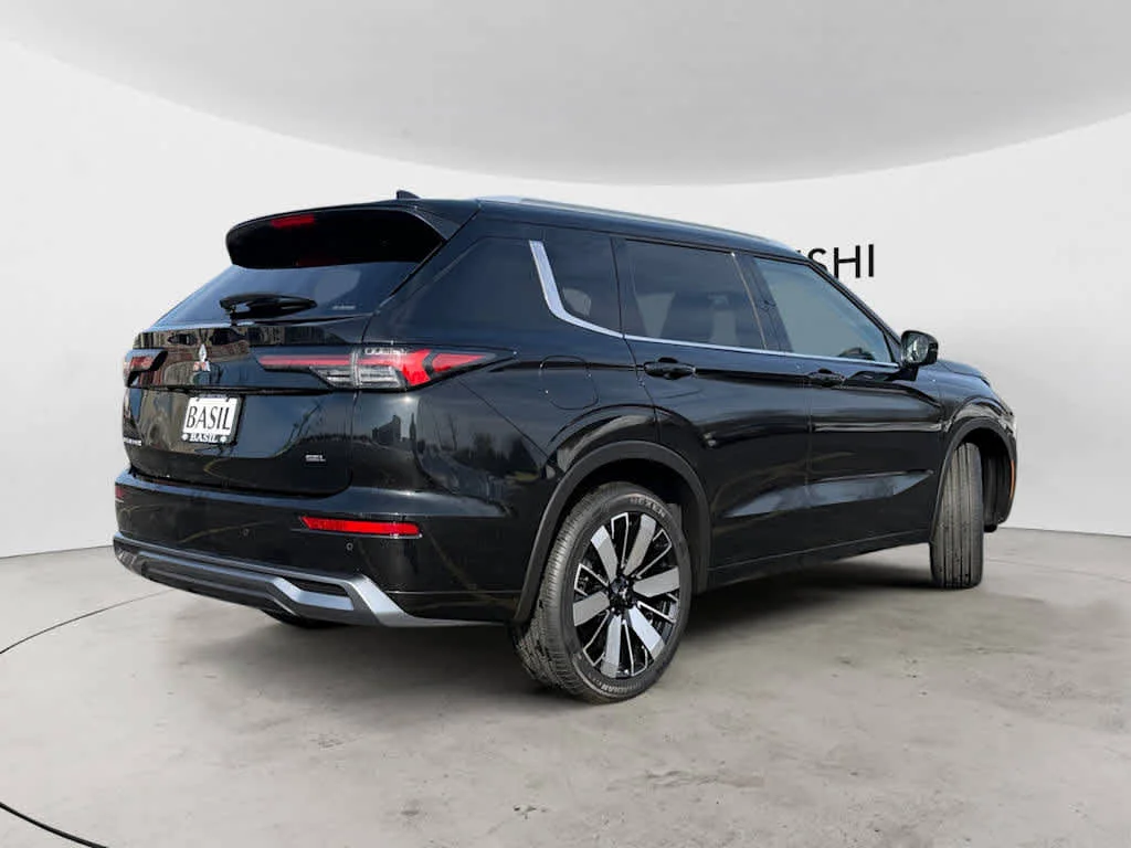 New 2026 Labrador Black Pearl Mitsubishi SEL image 3