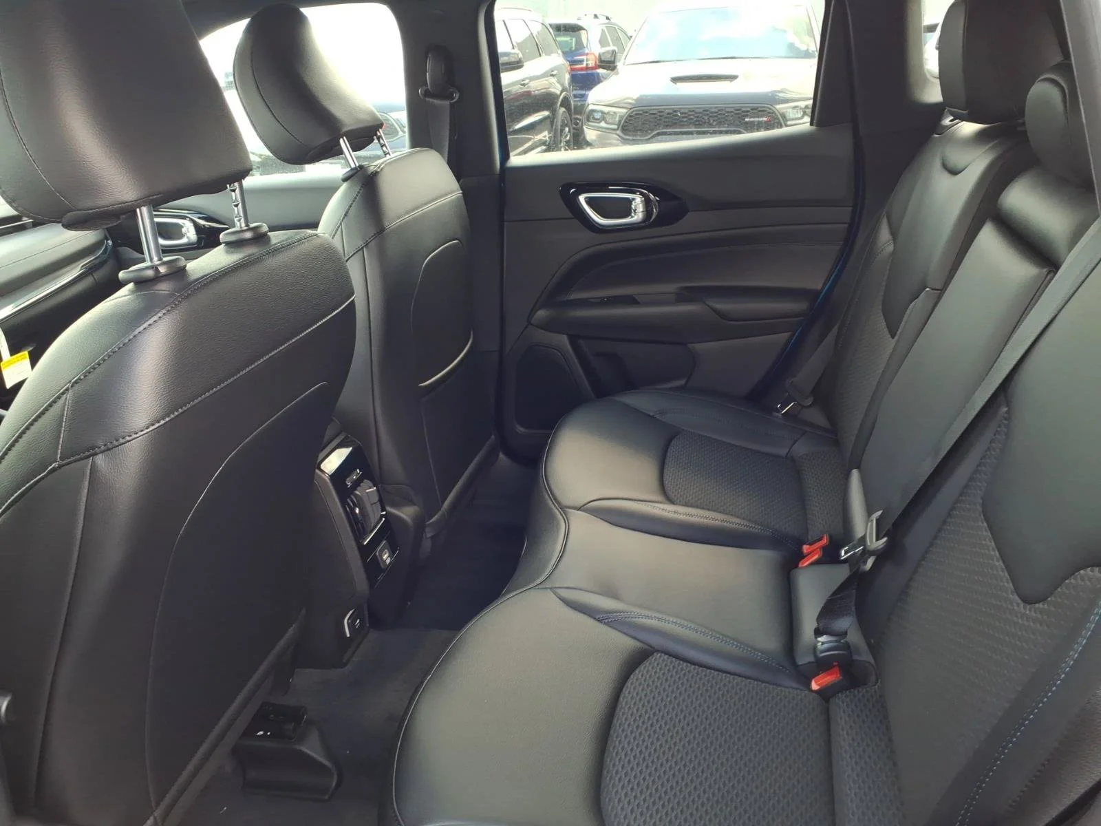 New 2026 Hydro Blue Pearl-Coat Exterior Paint Jeep Latitude image 15