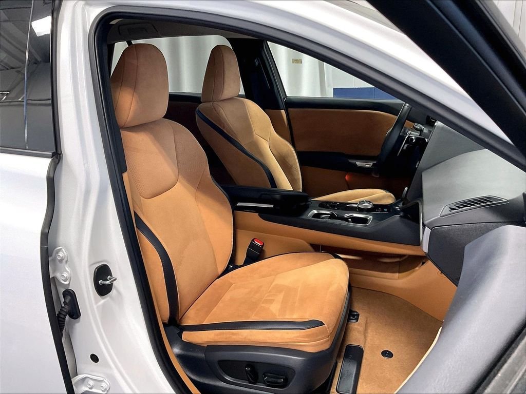 Used 2023 White Lexus 450e Luxury image 11