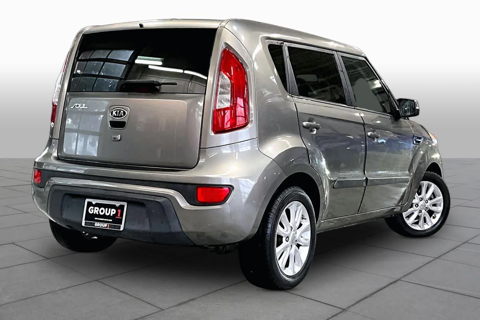 Used 2012 Titanium Pearl Metallic Kia + image 11