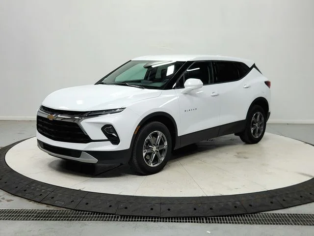Used 2025 White Chevrolet LT image 4