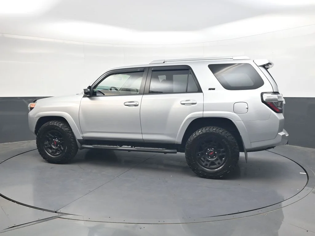 Used 2017 Classic Silver Metallic Toyota SR5 image 7