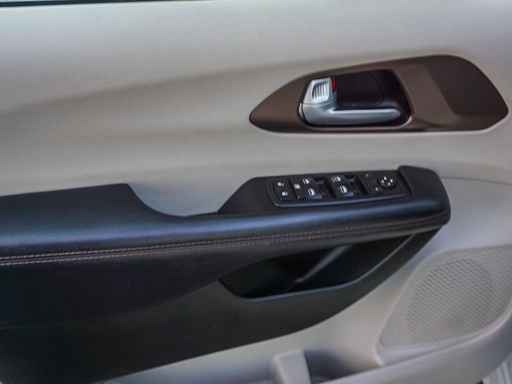 Used 2017 White Chrysler Touring image 19