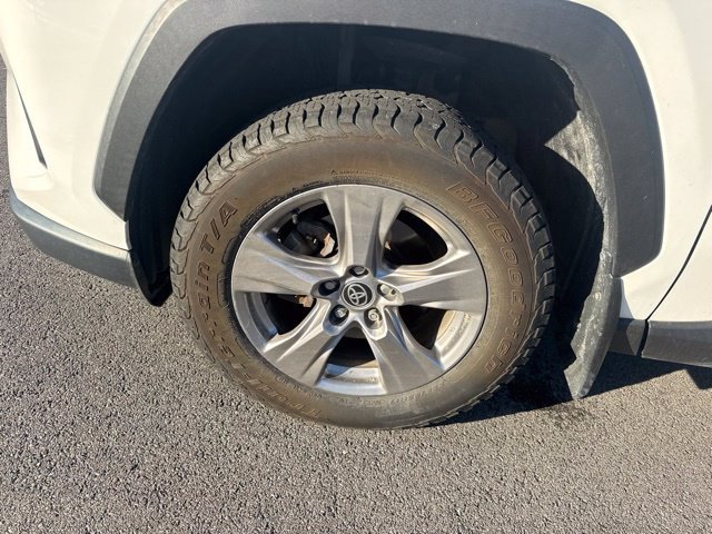 Used 2022 White Toyota XLE image 9
