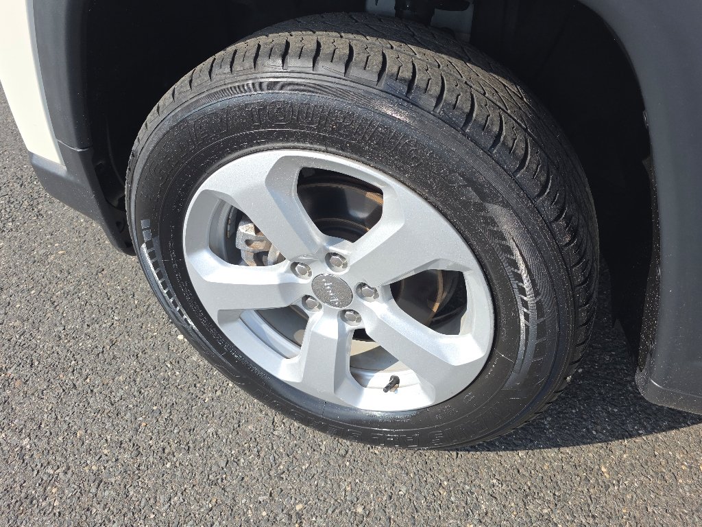 Used 2017 White Clear Coat Jeep Latitude image 33
