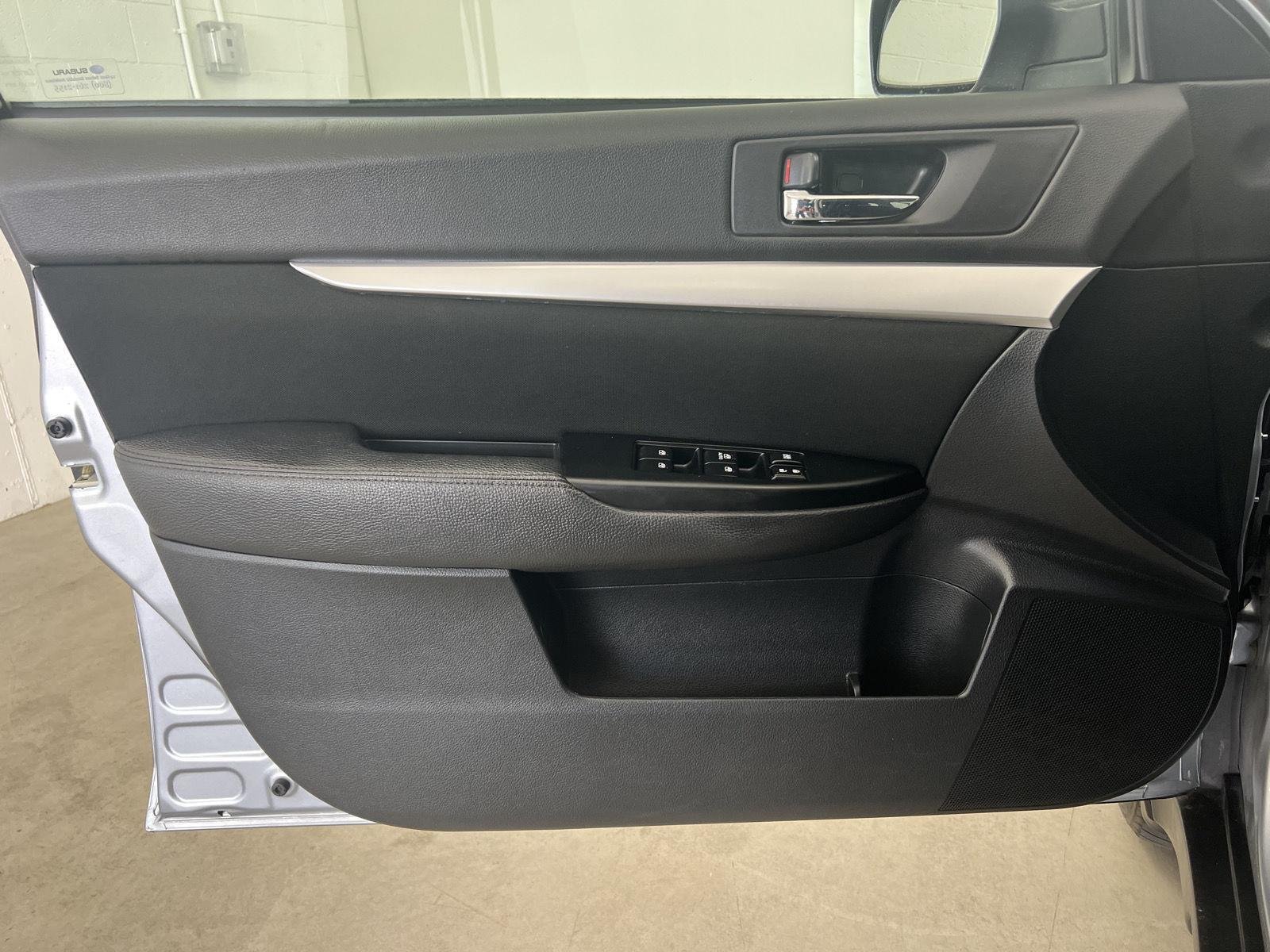 Used 2014 Ice Silver Metallic Subaru 2.5i Premium image 11