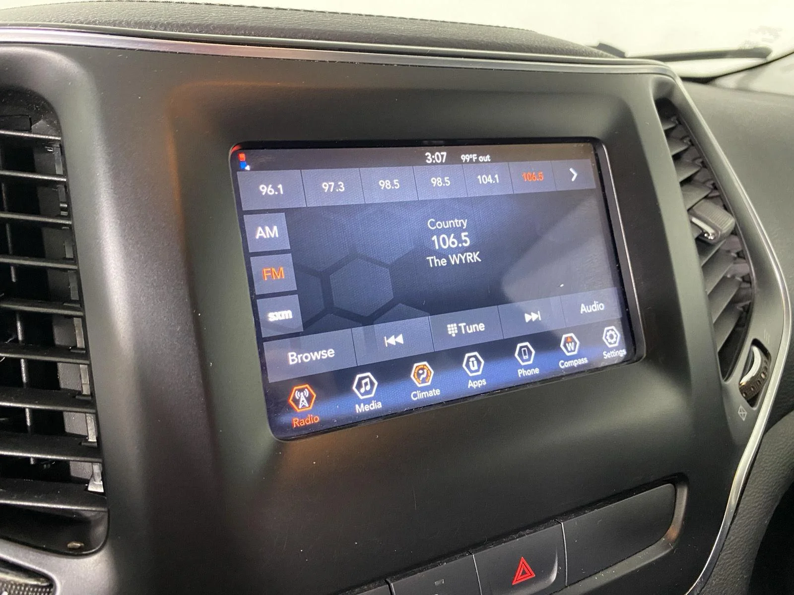 Used 2019 Granite Crystal Metallic Clearcoat Jeep Latitude Plus image 18