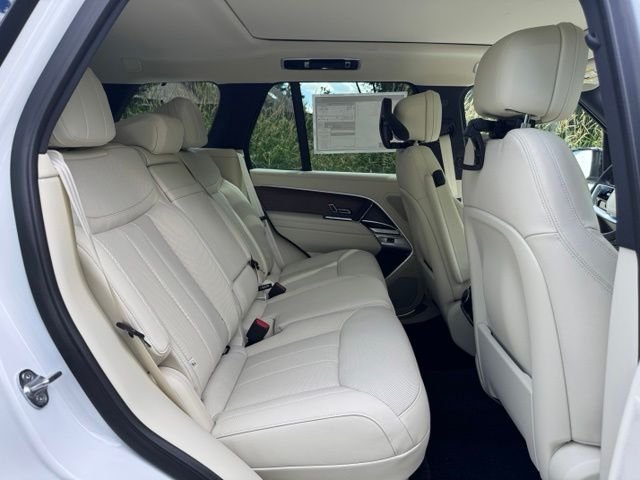 New 2026 Ostuni Pearl White Land Rover SE image 17