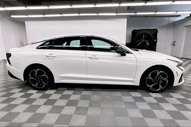 Used 2025 Snow White Pearl Kia GT-Line image 15