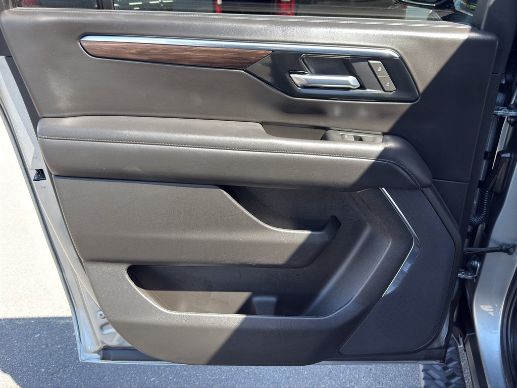 Used 2025 Gray Chevrolet Z71 image 17