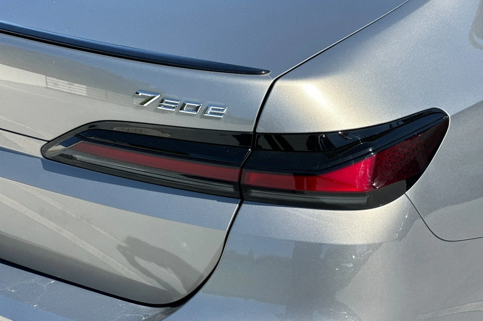 New 2026 Oxide Grey Metallic BMW 750e xDrive image 26