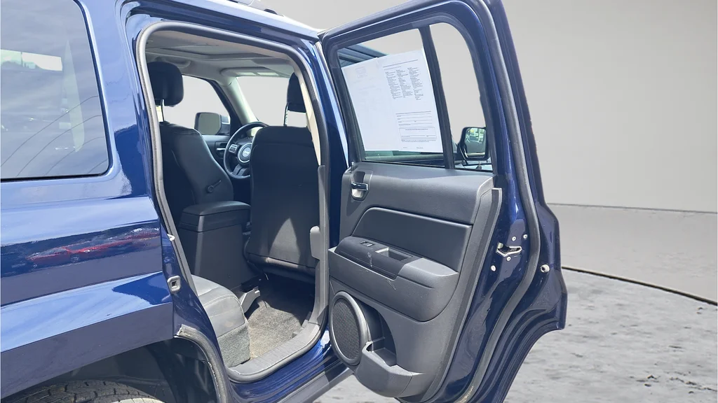 Used 2015 Blue Jeep Latitude image 13