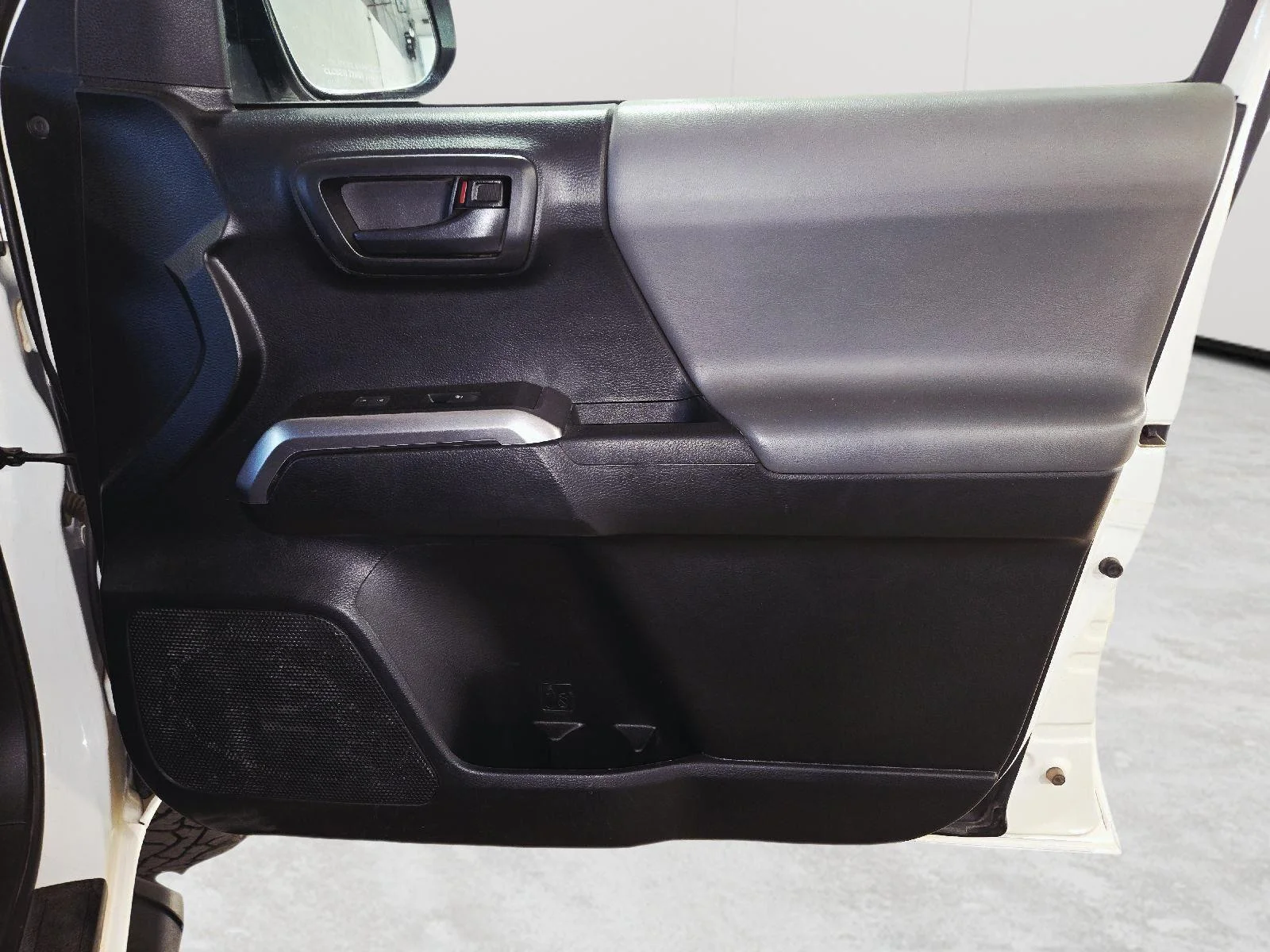 Used 2019 Super White Toyota SR5 image 37