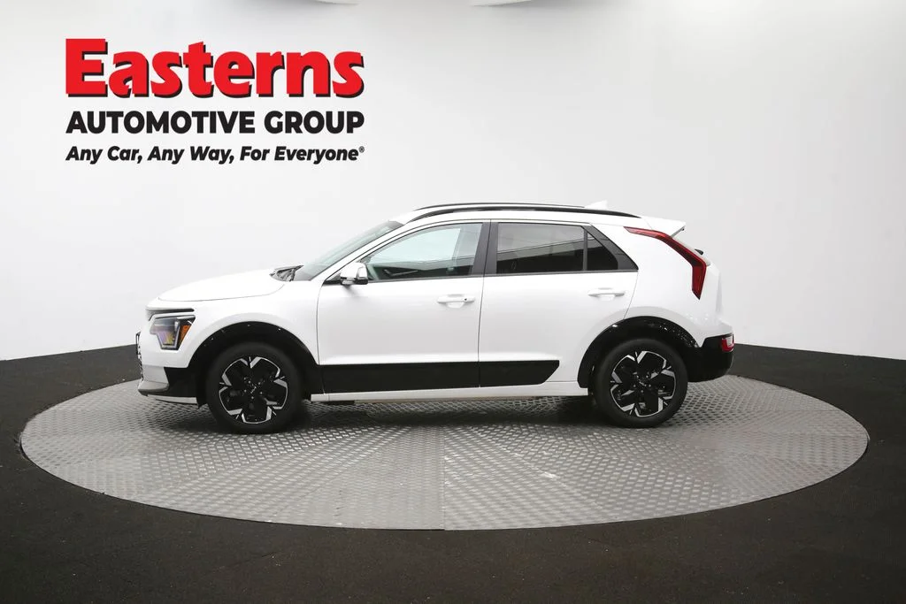Used 2023 White Kia Wind image 59
