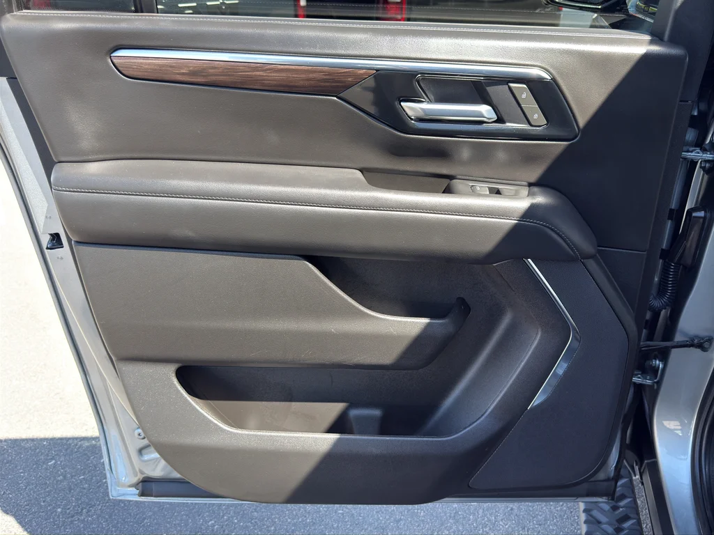 Used 2025 Gray Chevrolet Z71 image 17