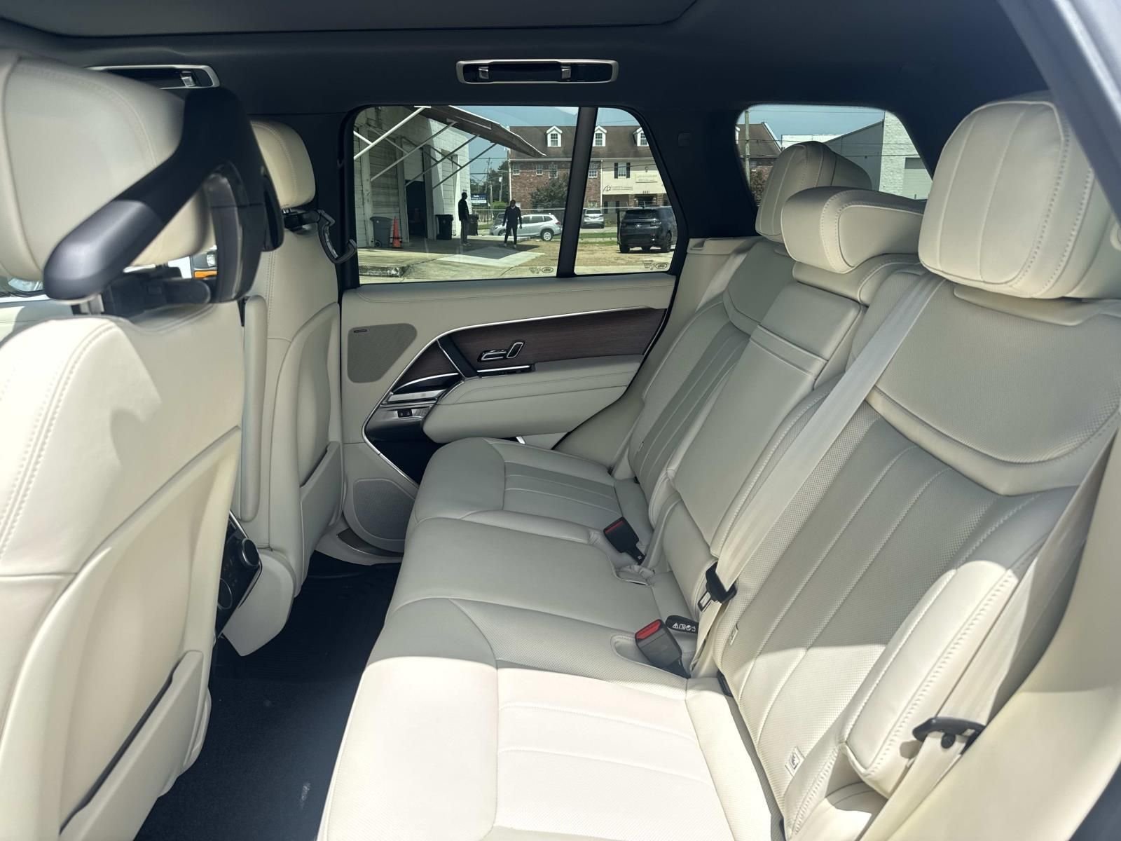 New 2026 Ostuni Pearl White LAND ROVER SE PHEV image 8