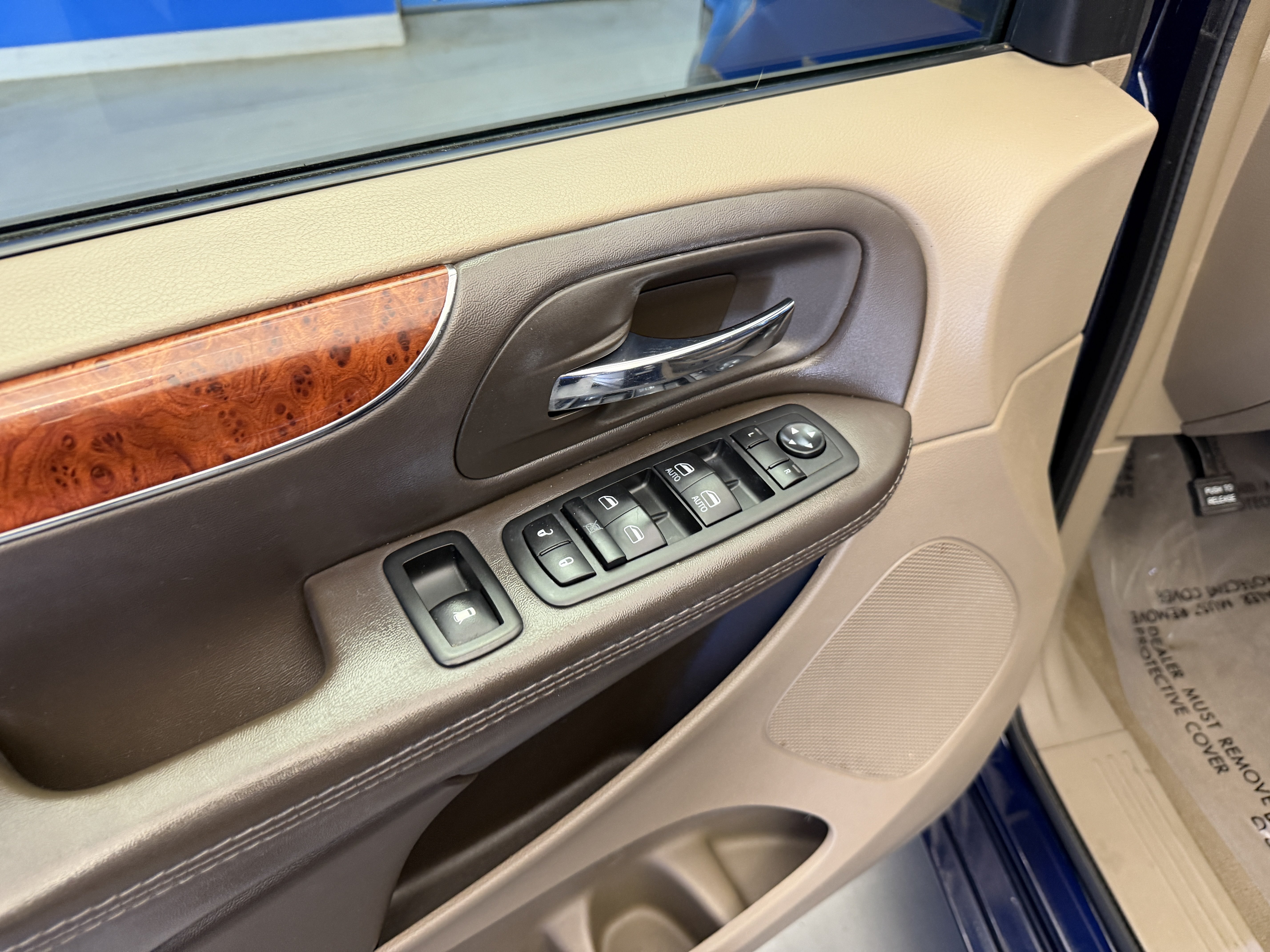 Used 2015 True Blue Pearlcoat Chrysler Touring image 11