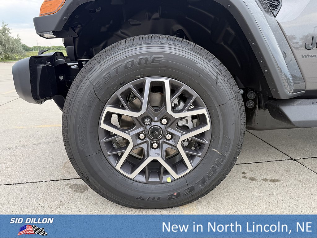 New 2026 Granite Crystal Metallic Clear-Coat Exterior Paint Jeep 4-Door Sahara 4x4 image 5