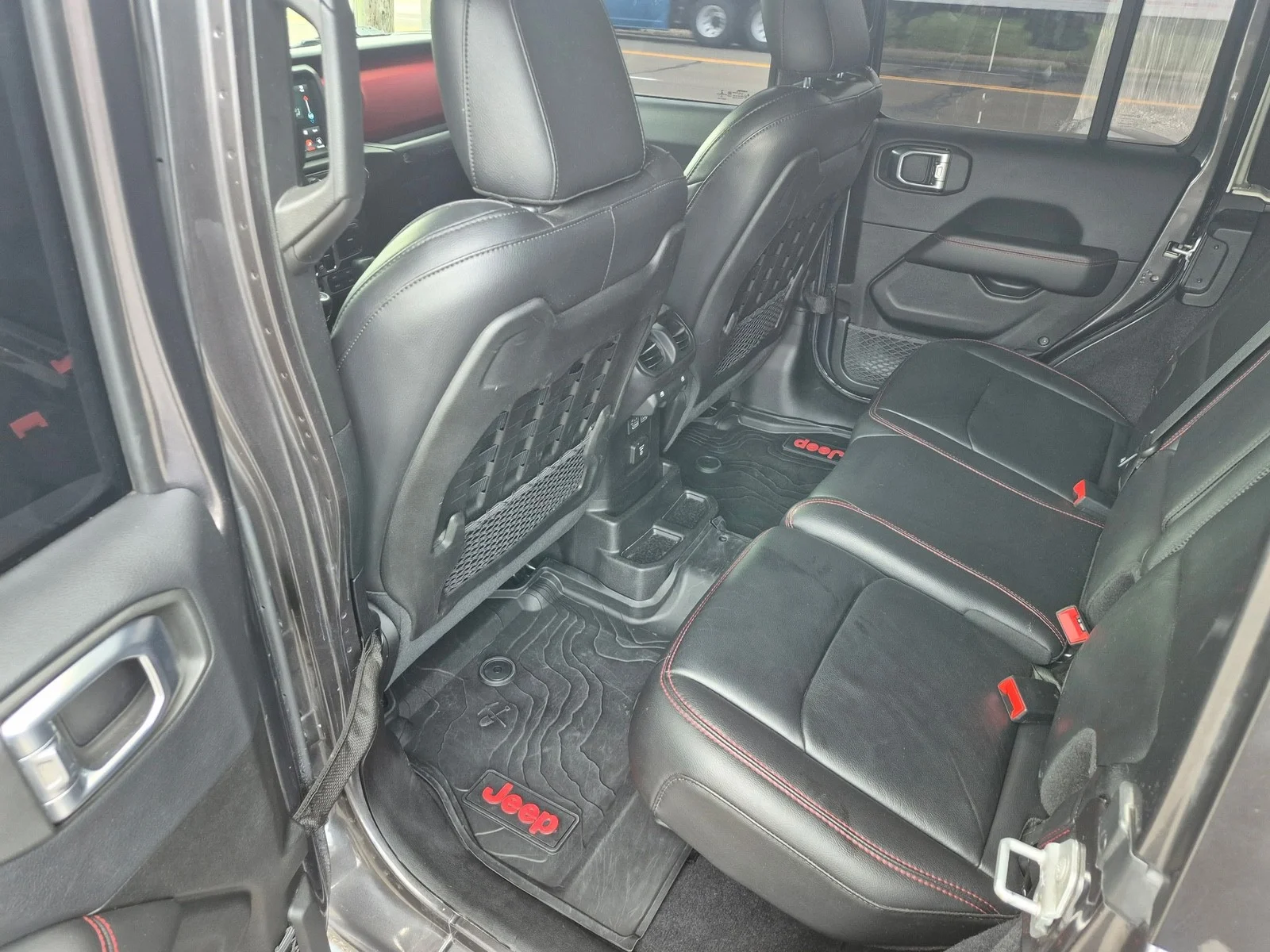 Used 2018  Jeep Rubicon image 4